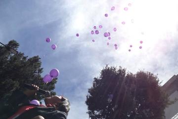 Lanzan globos como símbolo para erradicar la violencia