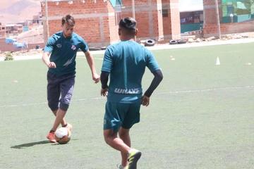 Martín Galain hará dupla con Miguel Hoyos en la zona defensiva.