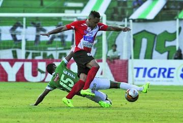 Thiago Do Santos trata de eludir a su rival.