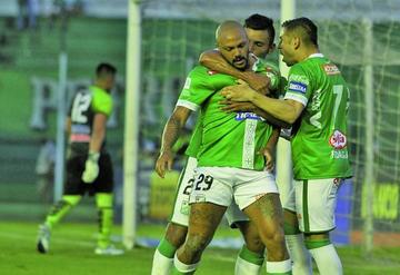 Los refineros festejan uno de los goles.