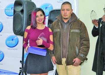 Cecilia Vera, la mejor azafata con el trofeo.