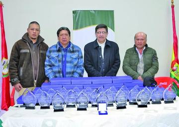 El directorio de la FEPP exhibe las plaquetas.