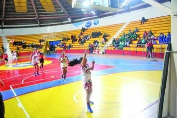 Los luchadores durante el combate.
