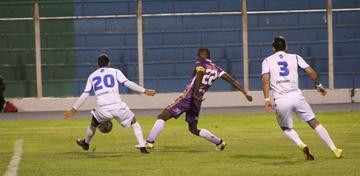 Augusto Andaveris pelea por el balón ante dos rivales.