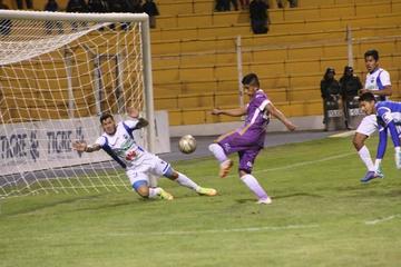 Víctor Machaca remata para convertir el primer gol de los locales.