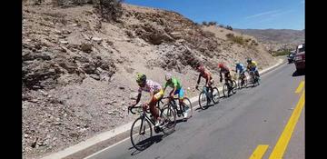 Los ciclistas durante la última etapa.