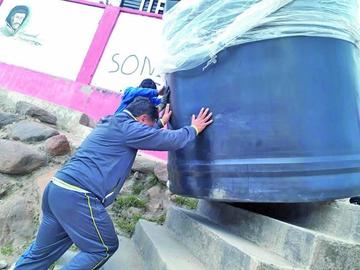 Distribuyen agua para  18 unidades  educativas
