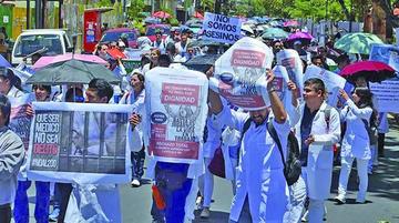 Los galenos acatan una huelga general infefinida desde el 24 de noviembre.