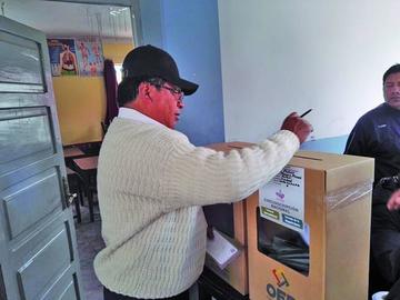 El presidente de Comcipo, Jhonny Llally, acudió a votar.