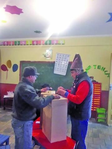 El presidente de la ALD, Policarpio Acarapi, votó en su recinto asignado.