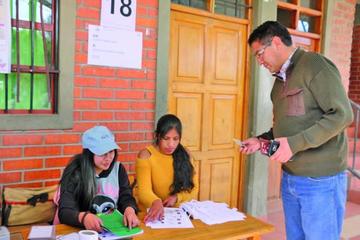 El legislador nacional de Demócratas, Gonzalo Barrientos, en la cita democrática.