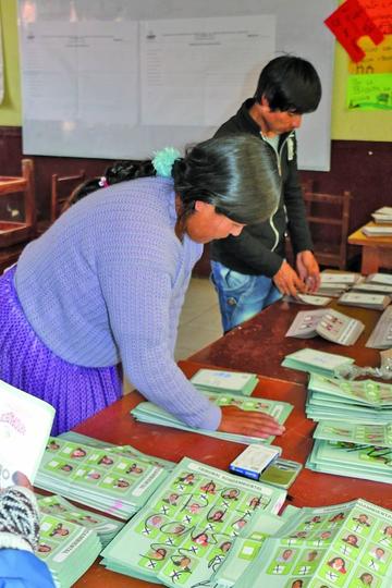 Los jurados electorales seleccionan las diferentes papeletas electorales para el sufragio popular.
