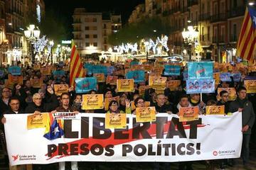 Mantienen en prisión a líderes independentistas de Cataluña 