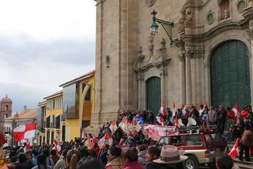 La masiva marcha de protesta recorrió las calles potosinas y el mitin fue en la plaza central.