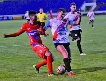 Miguel Hoyos (d) evita que su rival levante un centro.
