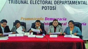 Los vocales del Tribunal Electoral Departamental en el cierre del cómputo departamental oficial.