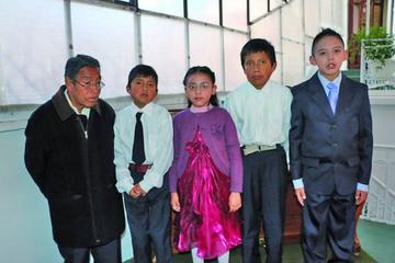 Niños brindan un recital de piano
