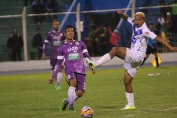 Herman Soliz y Jair Reinoso buscan quedarse con el balón.