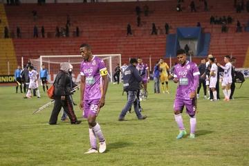 Los jugadores salen cabizbajos tras la derrota.