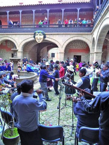 La actividad terminó con el baile de los visitantes.