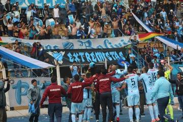 Los académicos celebran con su hinchada tras la finalización del cotejo.