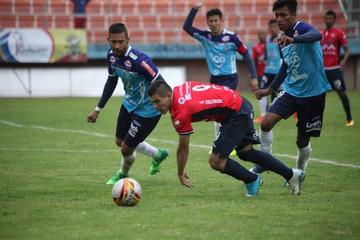 Cristian Chávez trata de eludir a sus marcadores.