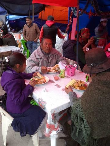 Comensales llenan la feria de la Picana 