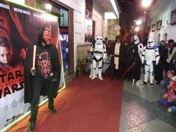 Varios concursantes visten los trajes de los personajes.