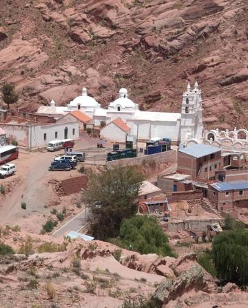 Una vista de la población con el edificio religioso.