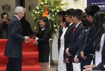 Más de 9.000 estudiantes reciben bono a la excelencia
