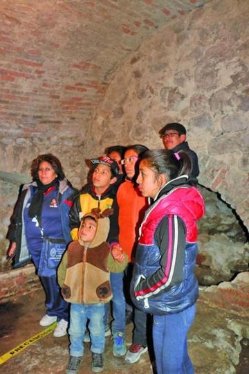 Un grupo de personas visita el sitio de San Agustín.