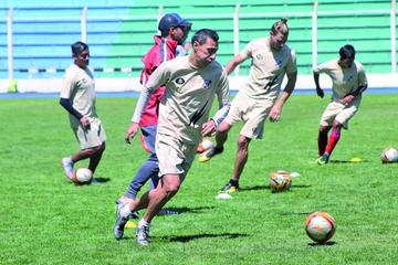Rosauro Ribero traslada el balón durante la práctica.