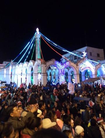 La arquería de la plaza 6 de Agosto luce hermosa con la iluminación.
