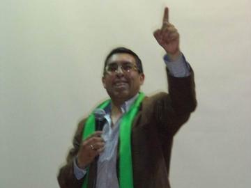 Roberto Bohórquez triunfa en  elección para rector en la UATF 