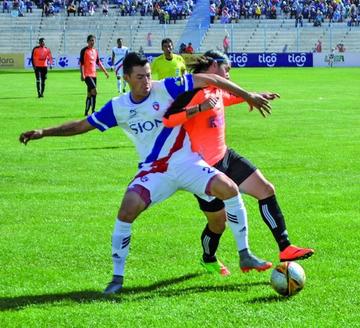 Los jugadores de ambos bandos pelean por quedarse con el esférico.
