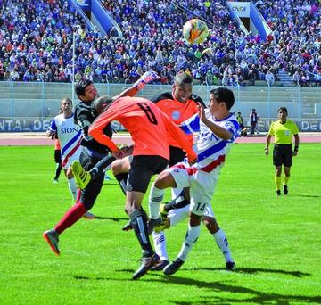 El arquero Diego Méndez rechaza el balón en un ataque de los locales.