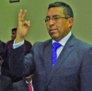 Bohórquez asume el rectorado y jura defender la autonomía