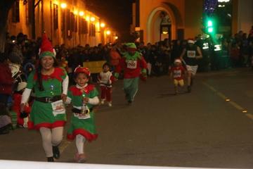 Más de 200 corren maratón navideña