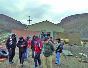 Los dirigentes vecinales en la inspección ocular.