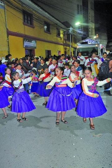 Las pastorcitas bailaron con alegría.