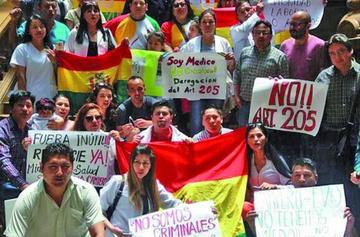 Galenos bolivianos protestaron ayer en Argentina en apoyo a sus colegas.