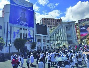 Globos llenos de pintura fueron lanzados al edificio del Ministerio de Salud por estudiantes de Medicina.