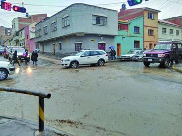 Las calles se volvieron ríos debido a la intensa lluvia caída ayer.