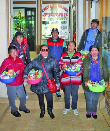 Periódico El Potosí regala canastón a los voceadores