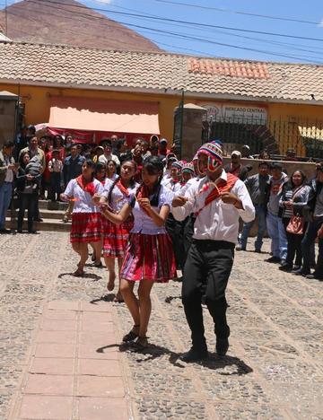 Los bailarines en la entrada a San Lorenzo.