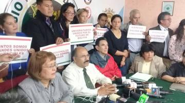 Al centro, y de corbata, el presidente del Colegio Médico de Bolivia, Aníbal Cruz, habla a los medios.