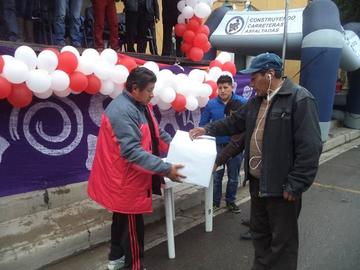 Uno de los ciudadanos de a pie realiza su aporte.