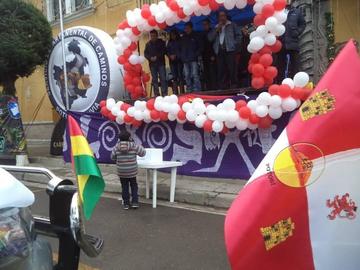 Los niños brindan su apoyo al club lila.