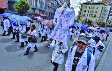 El conflicto médico ha comenzado a agudizarse y ya lleva su día 38 de huelga indefinida.