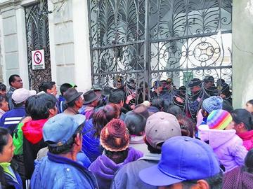 Pobladores de Cantumarca toman Alcaldía